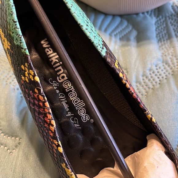 (#125) NWT ladies unique dress shoes by Walking Cradles. Size 6 1/2 narrow. - Picture 6 of 13